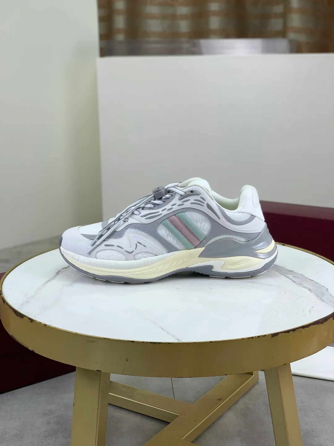 Men's shoes 💰P980 new style 💰 Gucci, couple style, women's style will be released later, new 2.0 futuristic sneakers‼ ️A pair of subversive sneakers is here. Gucci 2.0, a full series of 4 colors with key investment, smart silhouette: slightly curved forefoot design, you can clearly feel the propulsion when commuting and trotting, and it can enhance the sense of line extension when paired with wide-leg pants or cycling pants. EVA thick soles not only have a comfortable height-increasing effect, but also reduce weight (it actually lasts 3 hours of shopping without tiring your feet!) Highlight moments for lazy people: 2. Just choose it for airport wear! You can take them off in seconds after passing the security check (you can put them on as soon as you lift the heel strap), because the shoes come with a sliding buckle, so no need! ! Tie your shoes. Really achieve the sense of relaxation that goes with you. Size: Female 35-40 Male 39-45